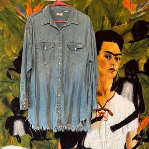 Levi’s top. Gently used women’s size large but feels like xl